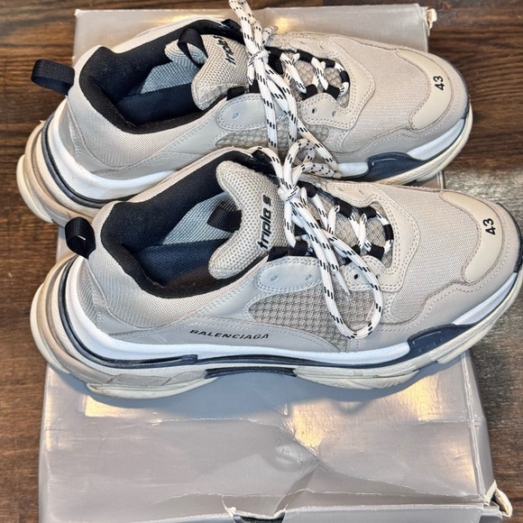 Gently used 100% Authentic Balenciaga Triple S Sneakers - Picture 2 of 4